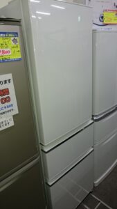 2024.05.19　 三菱電機　 ３ドア冷蔵庫365L　 2017年製　 MR-CX37AL　 お買取りしました。 高く買取るゾウ八幡東店